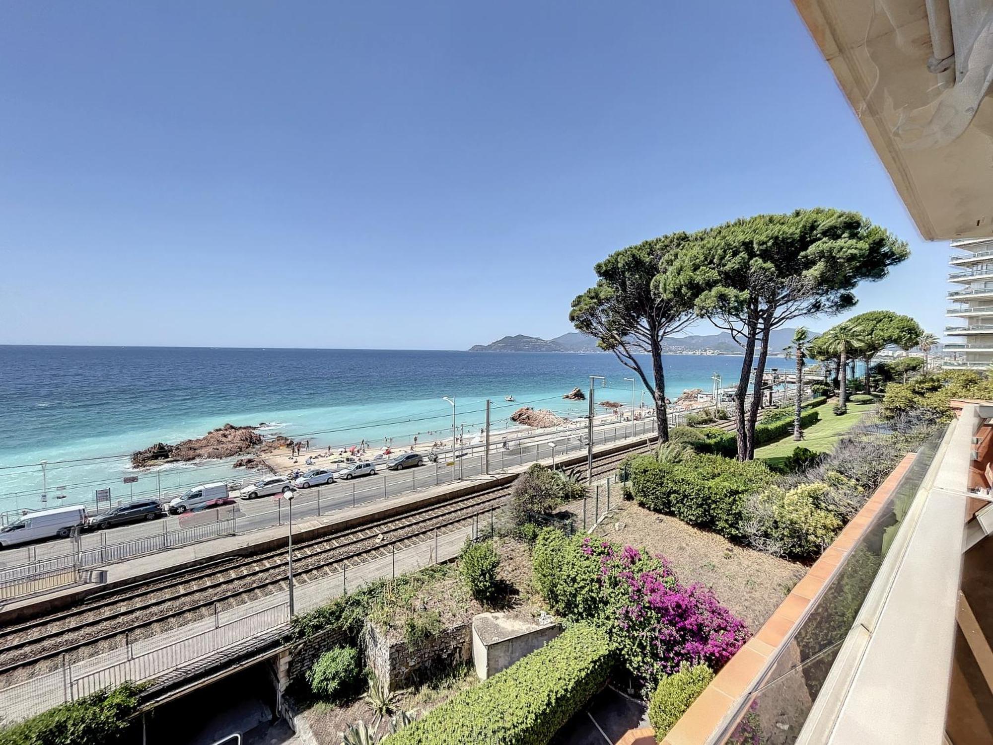Studio With Beautiful Sea View And Direct Beach Access Cannes Exteriör bild
